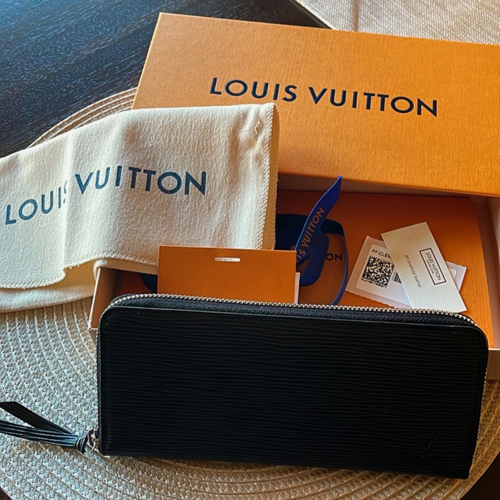 LOUIS VUITTON CLÉMENCE WALLET - Picture 1 of 11